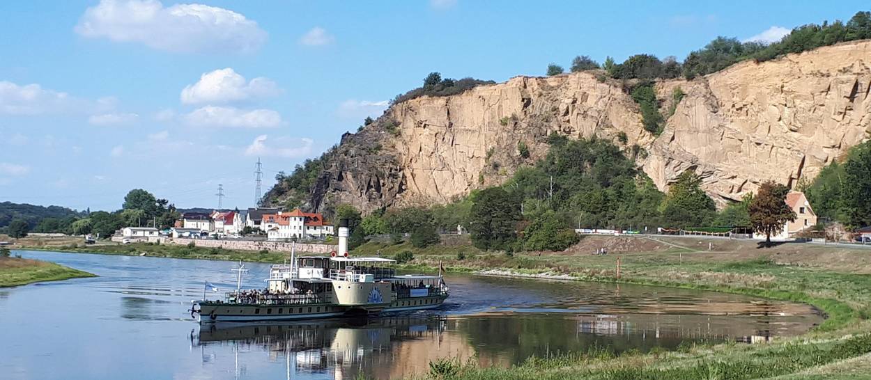 Dampfschiff am Elbebogen