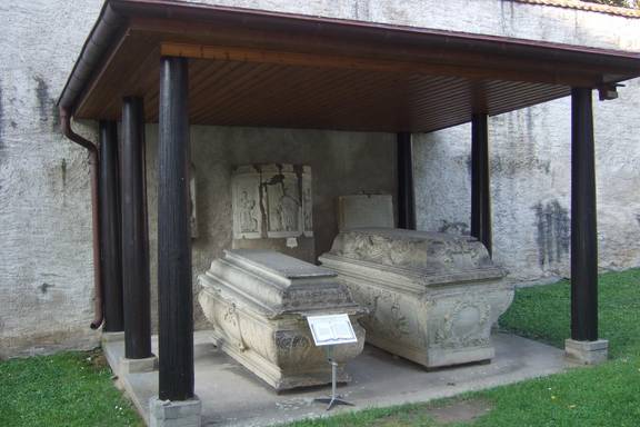 Grabdenkmale auf dem historischen Friedhof, Foto Angela Gruhl