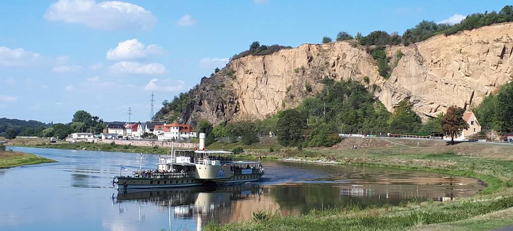 Dampfschiff am Elbebogen mit Granitfelsen