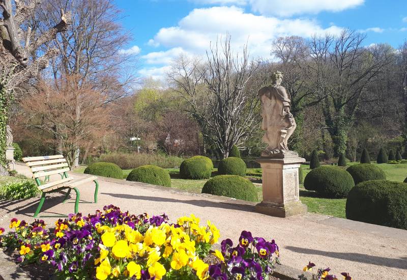 Schlosspark Seußlitz mit Sandsteinfigur